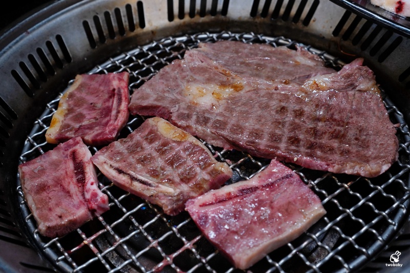 桃園燒肉吃到飽推薦｜匠夯日式無煙燒肉 和牛、海鮮、生魚片、火鍋雙享組合 出菜速度超快還有桌邊剝蝦服務！ @兔貝比的菲比尋嚐