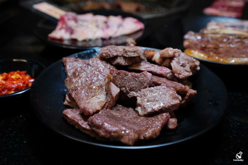 桃園燒肉吃到飽推薦｜匠夯日式無煙燒肉 和牛、海鮮、生魚片、火鍋雙享組合 出菜速度超快還有桌邊剝蝦服務！ @兔貝比的菲比尋嚐