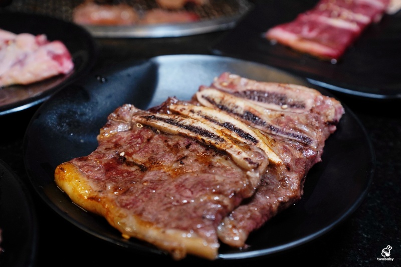 桃園燒肉吃到飽推薦｜匠夯日式無煙燒肉 和牛、海鮮、生魚片、火鍋雙享組合 出菜速度超快還有桌邊剝蝦服務！ @兔貝比的菲比尋嚐