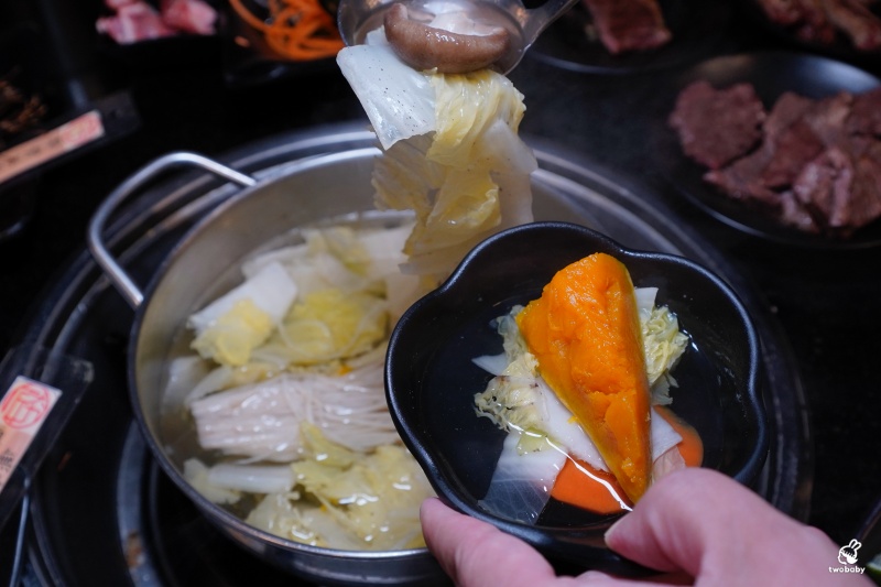 桃園燒肉吃到飽推薦｜匠夯日式無煙燒肉 和牛、海鮮、生魚片、火鍋雙享組合 出菜速度超快還有桌邊剝蝦服務！ @兔貝比的菲比尋嚐