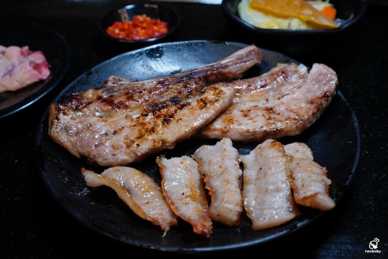 桃園燒肉吃到飽推薦｜匠夯日式無煙燒肉 和牛、海鮮、生魚片、火鍋雙享組合 出菜速度超快還有桌邊剝蝦服務！ @兔貝比的菲比尋嚐