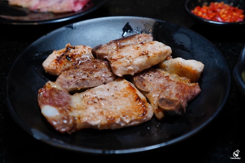 桃園燒肉吃到飽推薦｜匠夯日式無煙燒肉 和牛、海鮮、生魚片、火鍋雙享組合 出菜速度超快還有桌邊剝蝦服務！ @兔貝比的菲比尋嚐