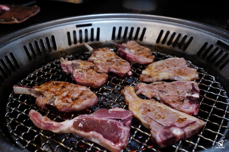 桃園燒肉吃到飽推薦｜匠夯日式無煙燒肉 和牛、海鮮、生魚片、火鍋雙享組合 出菜速度超快還有桌邊剝蝦服務！ @兔貝比的菲比尋嚐