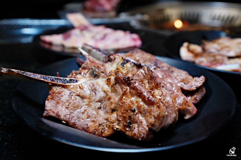 桃園燒肉吃到飽推薦｜匠夯日式無煙燒肉 和牛、海鮮、生魚片、火鍋雙享組合 出菜速度超快還有桌邊剝蝦服務！ @兔貝比的菲比尋嚐