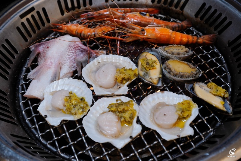 桃園燒肉吃到飽推薦｜匠夯日式無煙燒肉 和牛、海鮮、生魚片、火鍋雙享組合 出菜速度超快還有桌邊剝蝦服務！ @兔貝比的菲比尋嚐