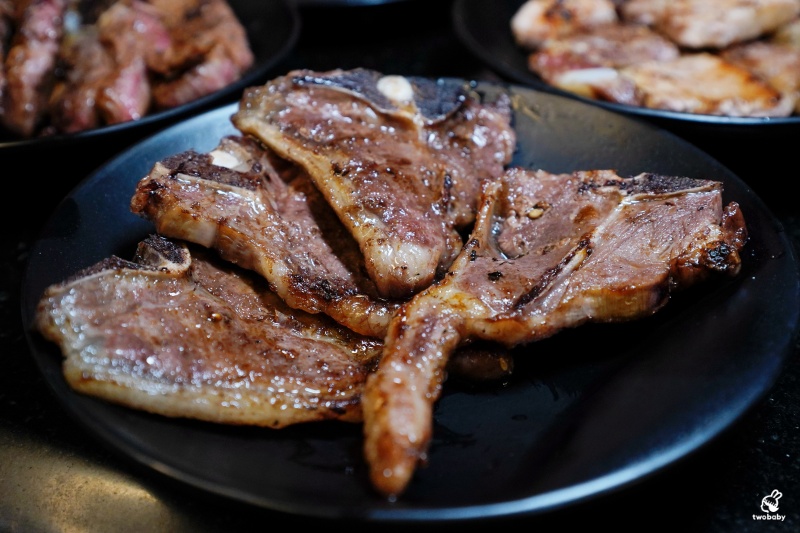 桃園燒肉吃到飽推薦｜匠夯日式無煙燒肉 和牛、海鮮、生魚片、火鍋雙享組合 出菜速度超快還有桌邊剝蝦服務！ @兔貝比的菲比尋嚐