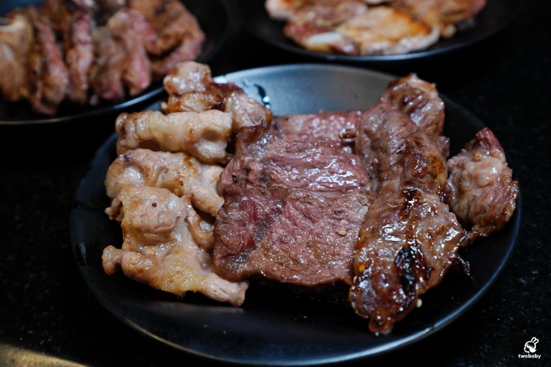 桃園燒肉吃到飽推薦｜匠夯日式無煙燒肉 和牛、海鮮、生魚片、火鍋雙享組合 出菜速度超快還有桌邊剝蝦服務！ @兔貝比的菲比尋嚐