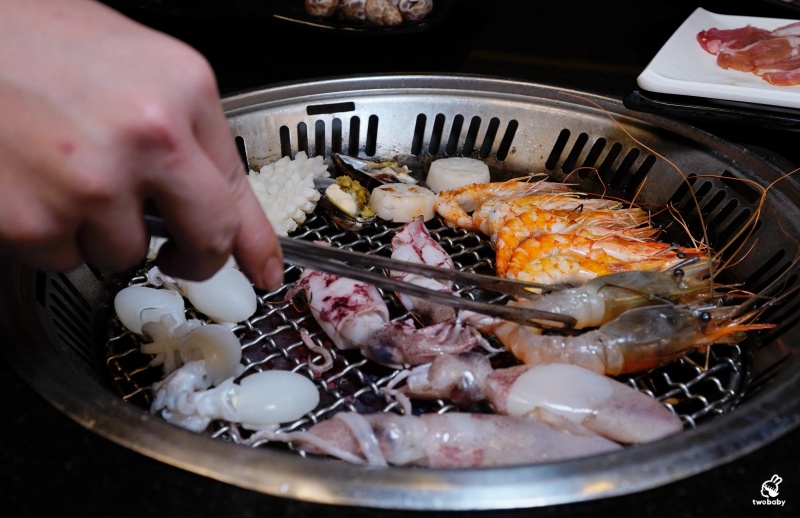 桃園燒肉吃到飽推薦｜匠夯日式無煙燒肉 和牛、海鮮、生魚片、火鍋雙享組合 出菜速度超快還有桌邊剝蝦服務！ @兔貝比的菲比尋嚐