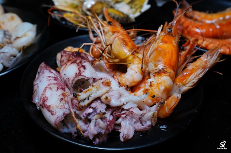 桃園燒肉吃到飽推薦｜匠夯日式無煙燒肉 和牛、海鮮、生魚片、火鍋雙享組合 出菜速度超快還有桌邊剝蝦服務！ @兔貝比的菲比尋嚐