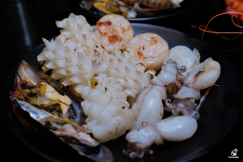 桃園燒肉吃到飽推薦｜匠夯日式無煙燒肉 和牛、海鮮、生魚片、火鍋雙享組合 出菜速度超快還有桌邊剝蝦服務！ @兔貝比的菲比尋嚐