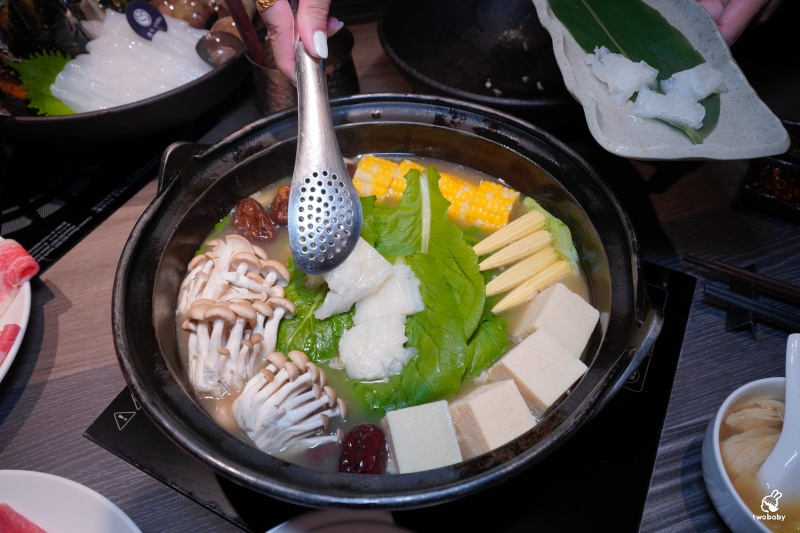 食令 Shabu 大直店｜黃金花膠雞鍋限定登場 活海鮮桌邊服務 台北頂級火鍋推薦！ @兔貝比的菲比尋嚐