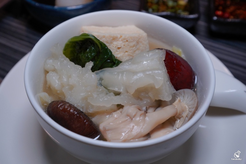 食令 Shabu 大直店｜黃金花膠雞鍋限定登場 活海鮮桌邊服務 台北頂級火鍋推薦！ @兔貝比的菲比尋嚐