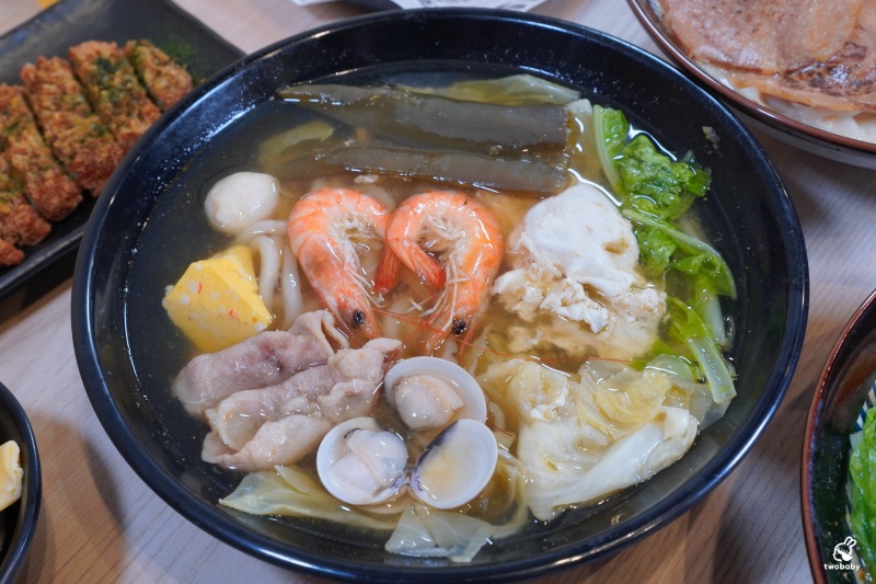 【二春外鍋燒專賣店 板橋埔墘店】每日現煮湯頭＋澎湃配料，十多種湯頭想吃哪款自己搭！ @兔貝比的菲比尋嚐