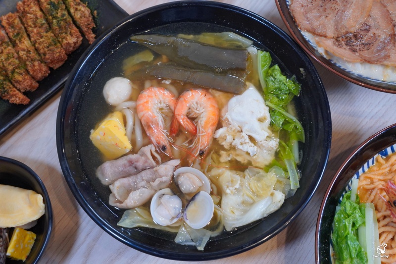 【二春外鍋燒專賣店 板橋埔墘店】每日現煮湯頭＋澎湃配料，十多種湯頭想吃哪款自己搭！ @兔貝比的菲比尋嚐