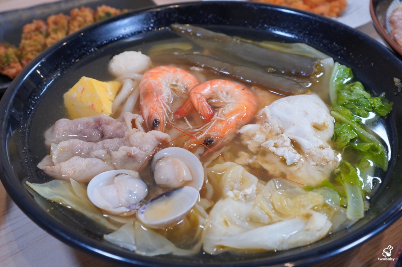 【二春外鍋燒專賣店 板橋埔墘店】每日現煮湯頭＋澎湃配料，十多種湯頭想吃哪款自己搭！ @兔貝比的菲比尋嚐