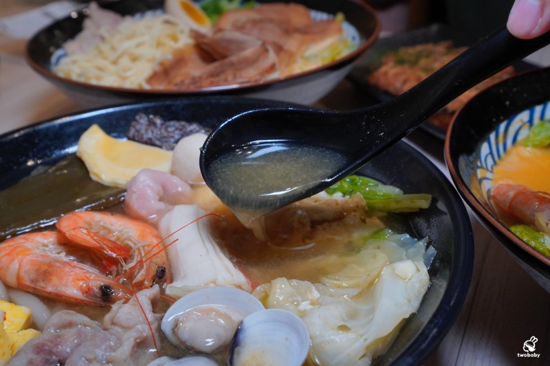 【二春外鍋燒專賣店 板橋埔墘店】每日現煮湯頭＋澎湃配料，十多種湯頭想吃哪款自己搭！ @兔貝比的菲比尋嚐