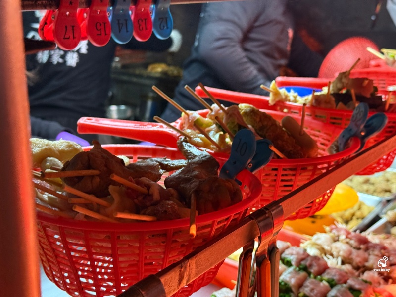 板橋宵夜推薦｜Q炭炸烤屋板橋楊家醬 路邊炭烤香氣太勾人！在地人準時來報到 排隊也願意 @兔貝比的菲比尋嚐