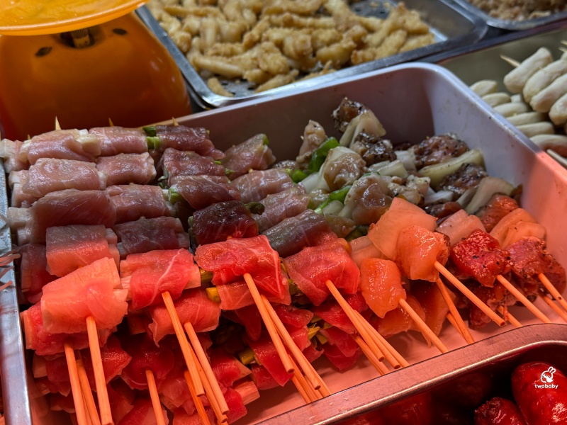 板橋宵夜推薦｜Q炭炸烤屋板橋楊家醬 路邊炭烤香氣太勾人！在地人準時來報到 排隊也願意 @兔貝比的菲比尋嚐