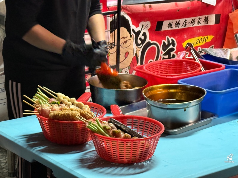 板橋宵夜推薦｜Q炭炸烤屋板橋楊家醬 路邊炭烤香氣太勾人！在地人準時來報到 排隊也願意 @兔貝比的菲比尋嚐