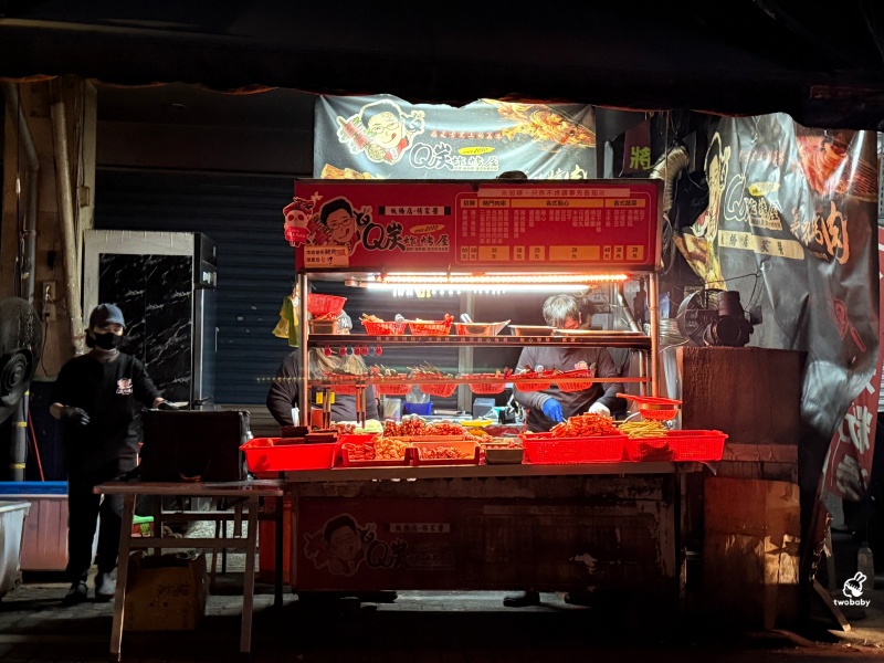 板橋宵夜推薦｜Q炭炸烤屋板橋楊家醬 路邊炭烤香氣太勾人！在地人準時來報到 排隊也願意 @兔貝比的菲比尋嚐
