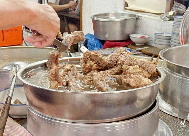 灶頂原汁排骨湯高麗菜飯 延三夜市必比登美食推薦 大推原汁排骨湯 內用還可以續湯! @兔貝比的菲比尋嚐 灶頂原汁排骨湯高麗菜飯 延三夜市必比登美食推薦 大推原汁排骨湯 內用還可以續湯! @兔貝比的菲比尋嚐
