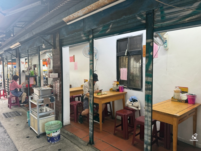 灶頂原汁排骨湯高麗菜飯 延三夜市必比登美食推薦 大推原汁排骨湯 內用還可以續湯！ @兔貝比的菲比尋嚐