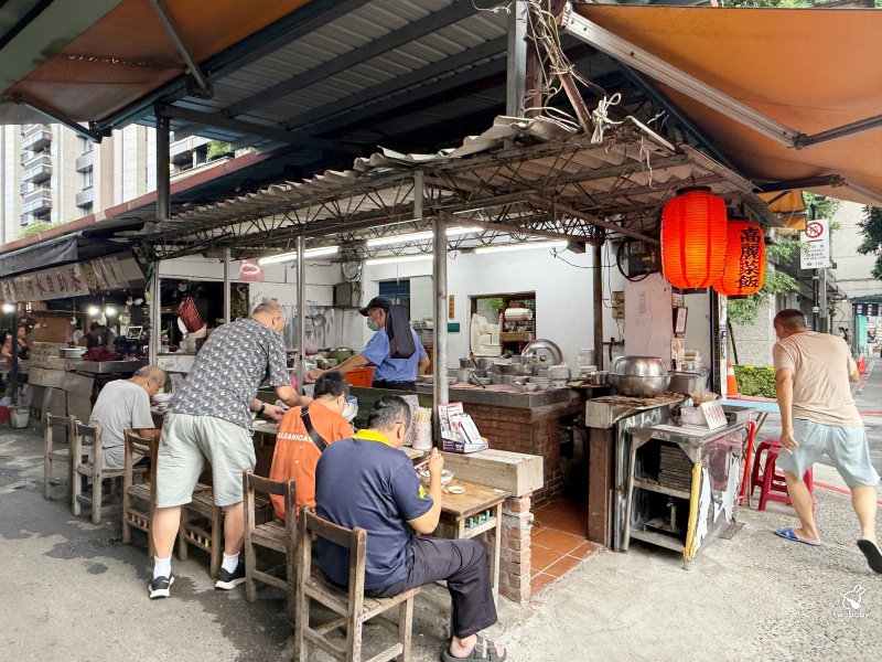 灶頂原汁排骨湯高麗菜飯 延三夜市必比登美食推薦 大推原汁排骨湯 內用還可以續湯! @兔貝比的菲比尋嚐 灶頂原汁排骨湯高麗菜飯 延三夜市必比登美食推薦 大推原汁排骨湯 內用還可以續湯! @兔貝比的菲比尋嚐