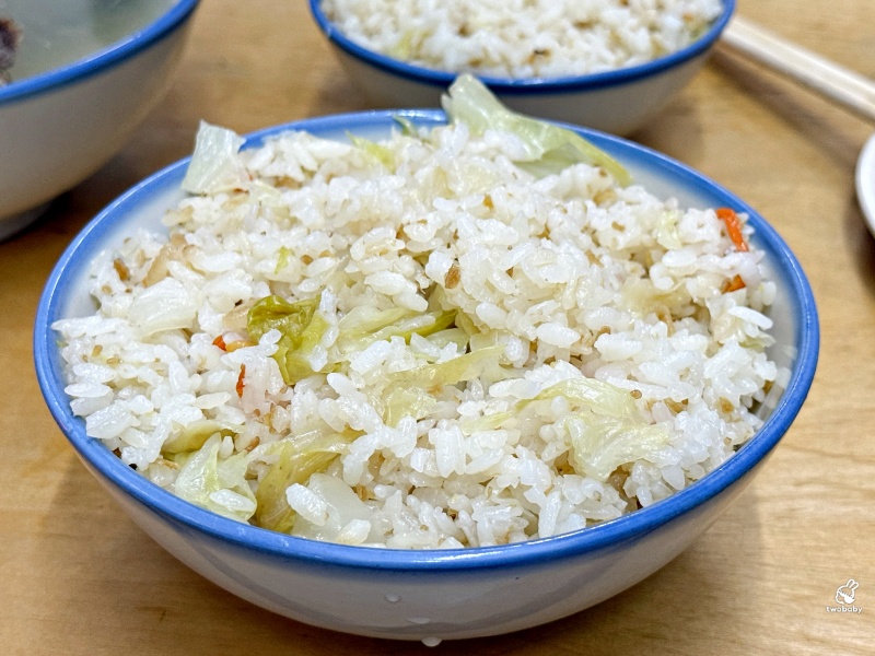 灶頂原汁排骨湯高麗菜飯 延三夜市必比登美食推薦 大推原汁排骨湯 內用還可以續湯！ @兔貝比的菲比尋嚐