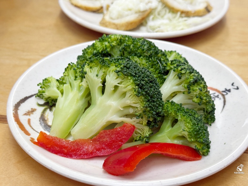 灶頂原汁排骨湯高麗菜飯 延三夜市必比登美食推薦 大推原汁排骨湯 內用還可以續湯！ @兔貝比的菲比尋嚐