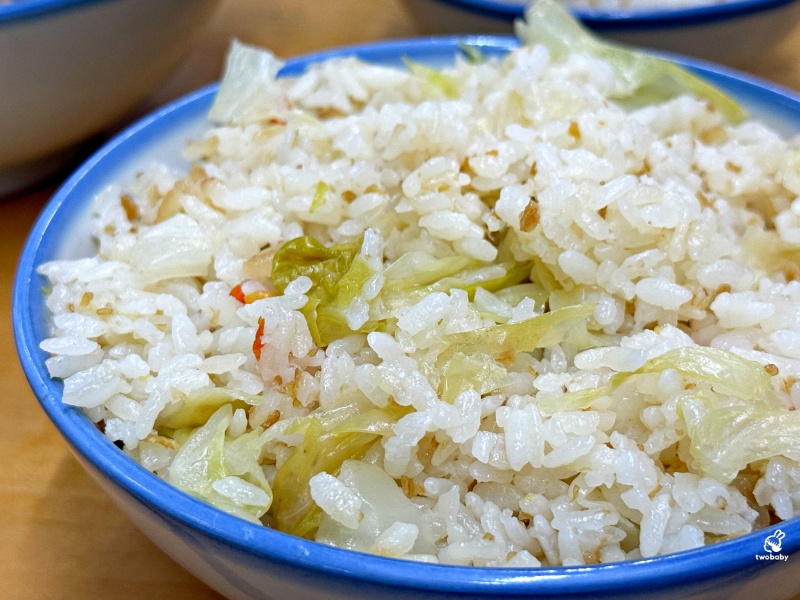 灶頂原汁排骨湯高麗菜飯 延三夜市必比登美食推薦 大推原汁排骨湯 內用還可以續湯！ @兔貝比的菲比尋嚐