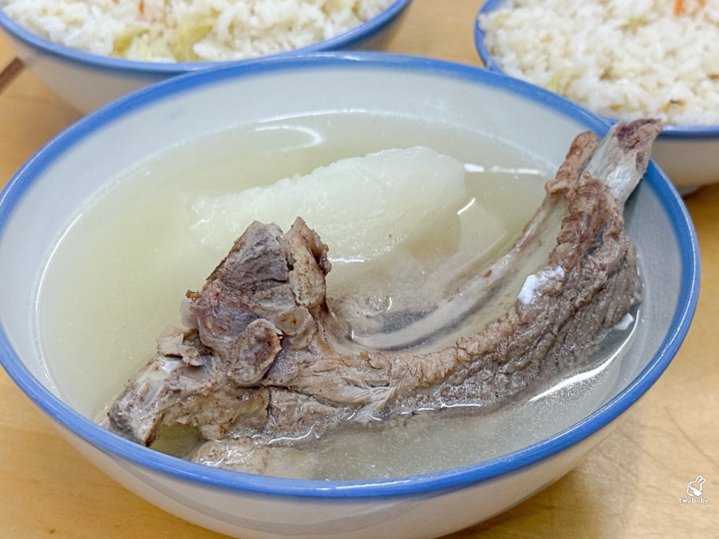 灶頂原汁排骨湯高麗菜飯 延三夜市必比登美食推薦 大推原汁排骨湯 內用還可以續湯！ @兔貝比的菲比尋嚐