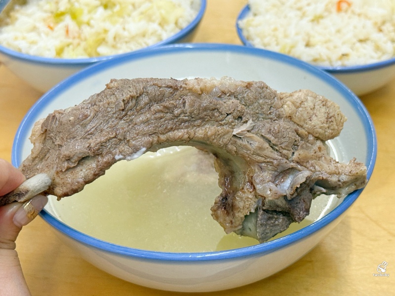 灶頂原汁排骨湯高麗菜飯 延三夜市必比登美食推薦 大推原汁排骨湯 內用還可以續湯！ @兔貝比的菲比尋嚐