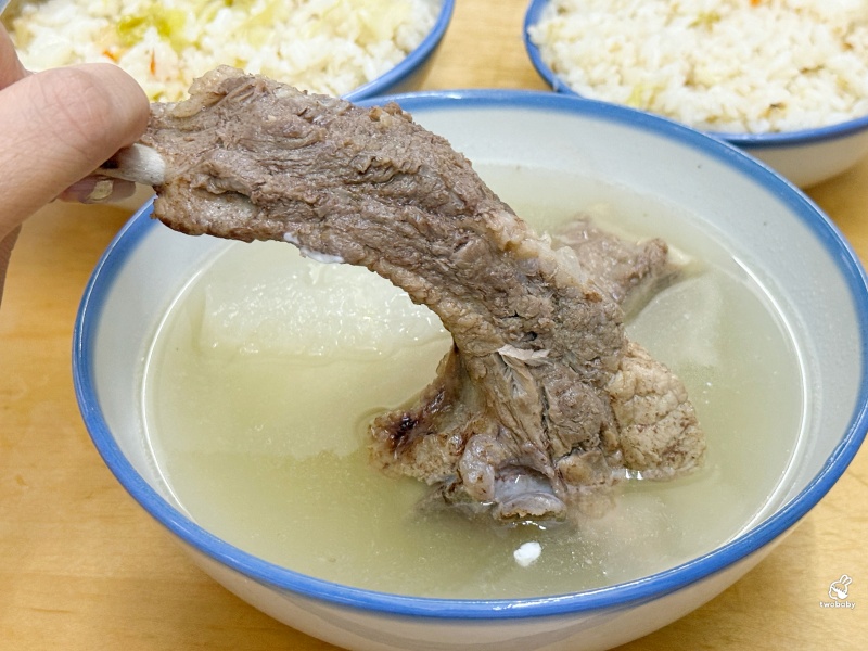 灶頂原汁排骨湯高麗菜飯 延三夜市必比登美食推薦 大推原汁排骨湯 內用還可以續湯！ @兔貝比的菲比尋嚐