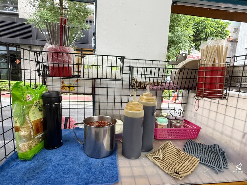 灶頂原汁排骨湯高麗菜飯 延三夜市必比登美食推薦 大推原汁排骨湯 內用還可以續湯! @兔貝比的菲比尋嚐 灶頂原汁排骨湯高麗菜飯 延三夜市必比登美食推薦 大推原汁排骨湯 內用還可以續湯! @兔貝比的菲比尋嚐