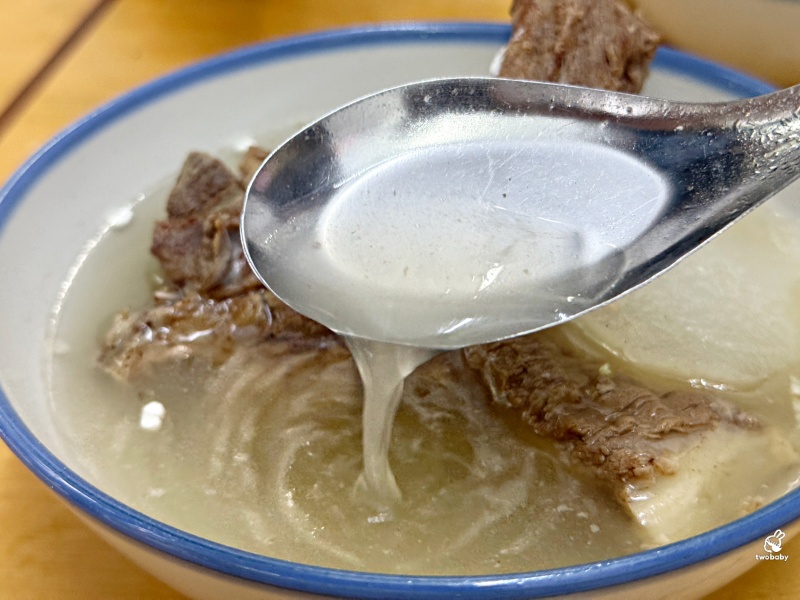 灶頂原汁排骨湯高麗菜飯 延三夜市必比登美食推薦 大推原汁排骨湯 內用還可以續湯! @兔貝比的菲比尋嚐 灶頂原汁排骨湯高麗菜飯 延三夜市必比登美食推薦 大推原汁排骨湯 內用還可以續湯! @兔貝比的菲比尋嚐
