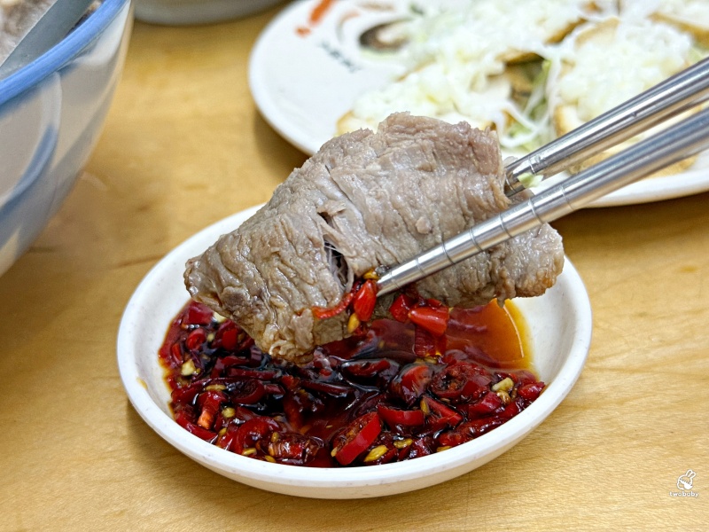 灶頂原汁排骨湯高麗菜飯 延三夜市必比登美食推薦 大推原汁排骨湯 內用還可以續湯！ @兔貝比的菲比尋嚐