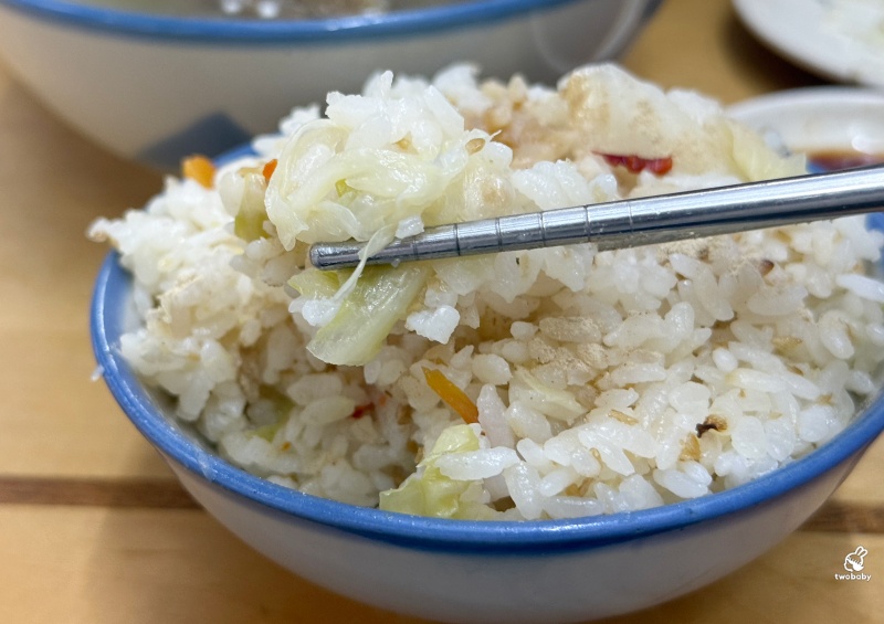 灶頂原汁排骨湯高麗菜飯 延三夜市必比登美食推薦 大推原汁排骨湯 內用還可以續湯! @兔貝比的菲比尋嚐 灶頂原汁排骨湯高麗菜飯 延三夜市必比登美食推薦 大推原汁排骨湯 內用還可以續湯! @兔貝比的菲比尋嚐