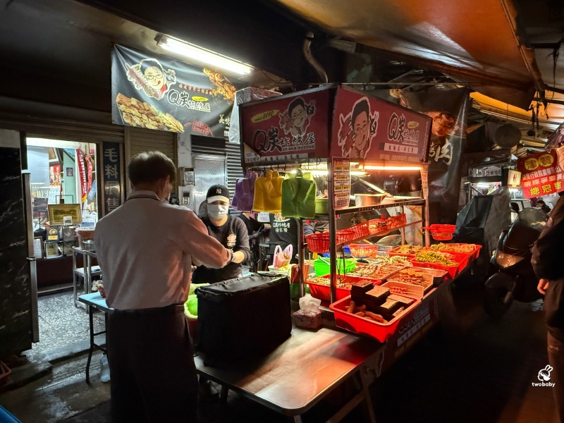 板橋宵夜推薦｜Q炭炸烤屋板橋楊家醬 路邊炭烤香氣太勾人！在地人準時來報到 排隊也願意 @兔貝比的菲比尋嚐