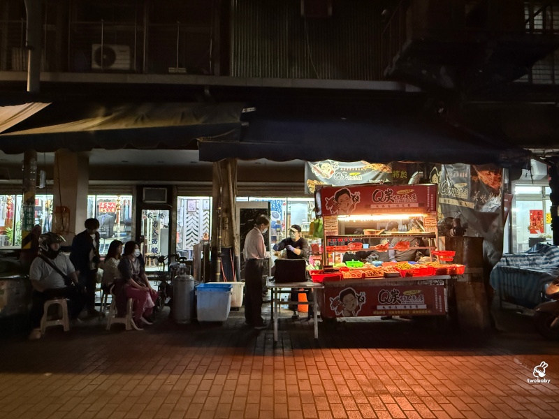板橋宵夜推薦｜Q炭炸烤屋板橋楊家醬 路邊炭烤香氣太勾人！在地人準時來報到 排隊也願意 @兔貝比的菲比尋嚐