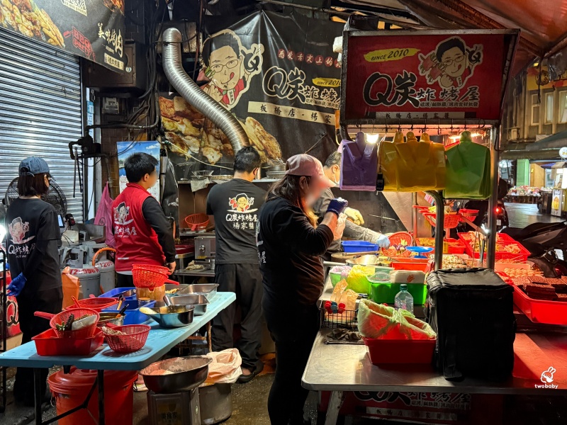 板橋宵夜推薦｜Q炭炸烤屋板橋楊家醬 路邊炭烤香氣太勾人！在地人準時來報到 排隊也願意 @兔貝比的菲比尋嚐
