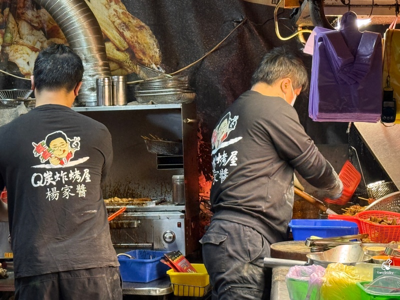 板橋宵夜推薦｜Q炭炸烤屋板橋楊家醬 路邊炭烤香氣太勾人！在地人準時來報到 排隊也願意 @兔貝比的菲比尋嚐