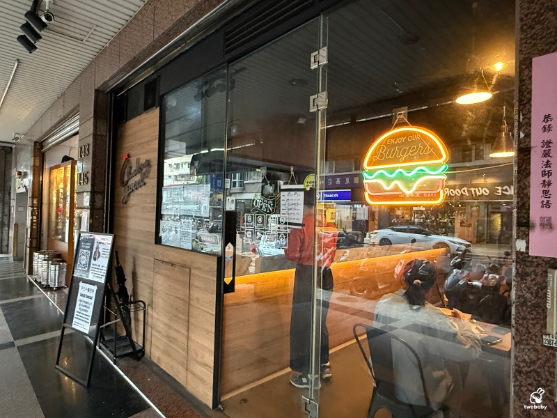 Clucking Good|古亭捷運旁超人氣美式炸雞漢堡店!辣蜂蜜雞堡、黑松露雞堡必吃推薦 @兔貝比的菲比尋嚐 Clucking Good|古亭捷運旁超人氣美式炸雞漢堡店!辣蜂蜜雞堡、黑松露雞堡必吃推薦 @兔貝比的菲比尋嚐