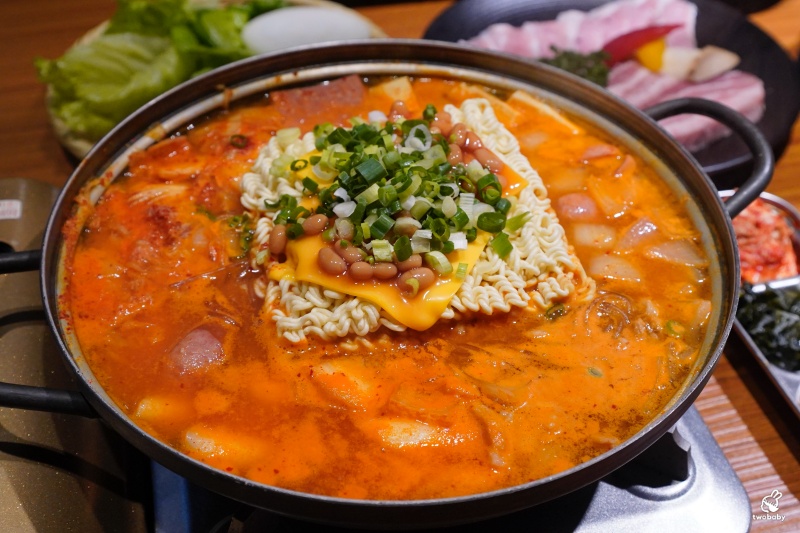 ABV 韓式餐酒館 板橋店｜主打韓式烤肉、部隊鍋、炸雞， 搭配300款世界精釀啤酒，體驗正宗韓國「燒啤文化」 @兔貝比的菲比尋嚐