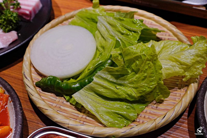 ABV 韓式餐酒館 板橋店｜主打韓式烤肉、部隊鍋、炸雞， 搭配300款世界精釀啤酒，體驗正宗韓國「燒啤文化」 @兔貝比的菲比尋嚐