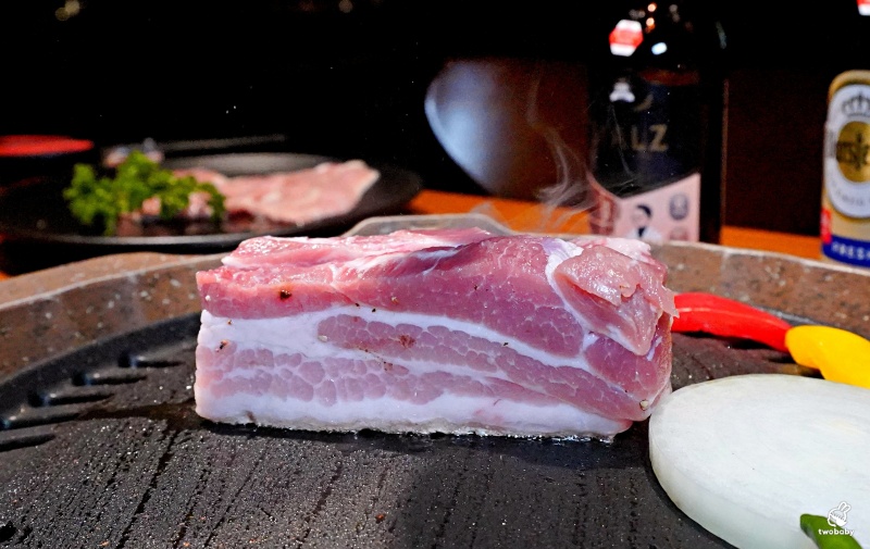 ABV 韓式餐酒館 板橋店｜主打韓式烤肉、部隊鍋、炸雞， 搭配300款世界精釀啤酒，體驗正宗韓國「燒啤文化」 @兔貝比的菲比尋嚐