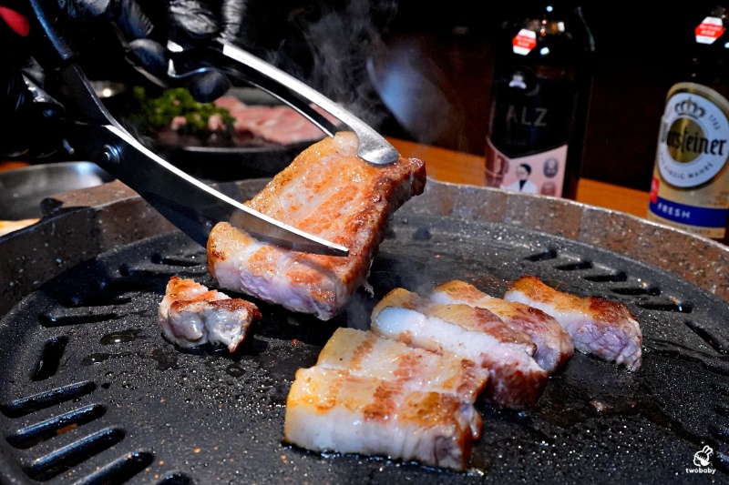 ABV 韓式餐酒館 板橋店｜主打韓式烤肉、部隊鍋、炸雞， 搭配300款世界精釀啤酒，體驗正宗韓國「燒啤文化」 @兔貝比的菲比尋嚐