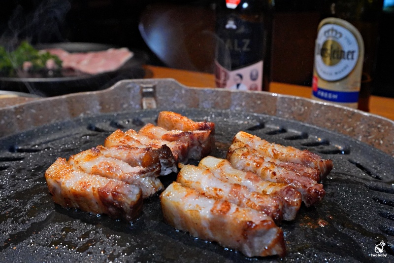 ABV 韓式餐酒館 板橋店｜主打韓式烤肉、部隊鍋、炸雞， 搭配300款世界精釀啤酒，體驗正宗韓國「燒啤文化」 @兔貝比的菲比尋嚐