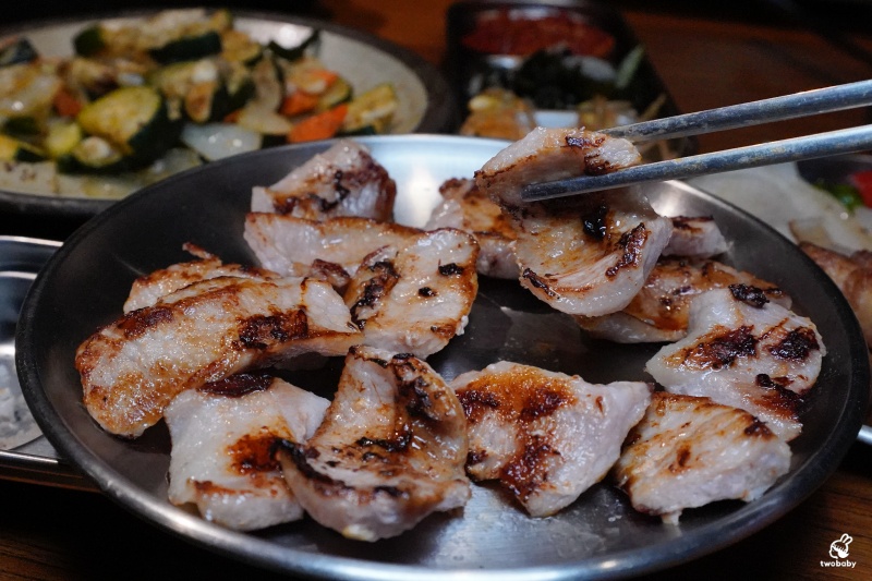 ABV 韓式餐酒館 板橋店|主打韓式烤肉、部隊鍋、炸雞, 搭配300款世界精釀啤酒,體驗正宗韓國「燒啤文化」 @兔貝比的菲比尋嚐 ABV 韓式餐酒館 板橋店|主打韓式烤肉、部隊鍋、炸雞, 搭配300款世界精釀啤酒,體驗正宗韓國「燒啤文化」 @兔貝比的菲比尋嚐