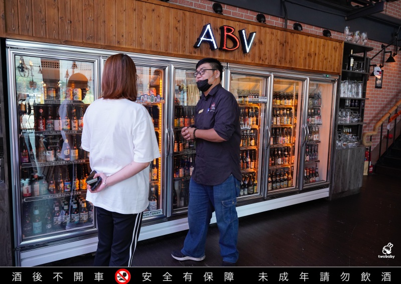 ABV地中海餐酒館林口文三店｜林口最美西班牙餐廳！挑高八米歐風空間、300款精釀啤酒、西班牙海鮮飯與Tapas料理 尾牙春酒聚餐首選就在這間！ @兔貝比的菲比尋嚐