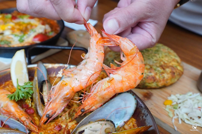 ABV地中海餐酒館林口文三店｜林口最美西班牙餐廳！挑高八米歐風空間、300款精釀啤酒、西班牙海鮮飯與Tapas料理 尾牙春酒聚餐首選就在這間！ @兔貝比的菲比尋嚐